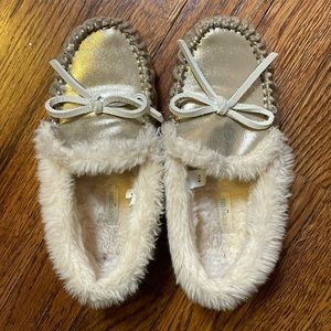 Crew cut moccasin gold slippers K13